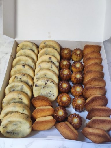 petits gâteaux d'accompagnement pour café lors d'un bâptême