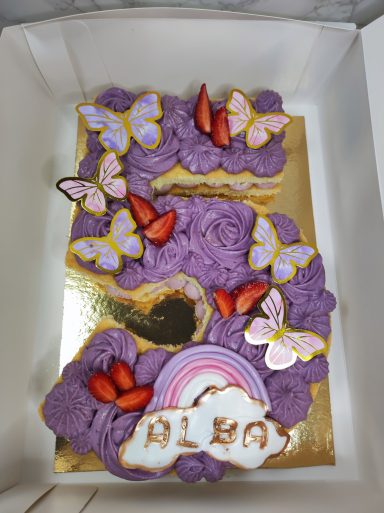 Number cake monochrome violet fraise vanille