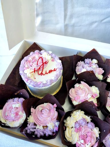 gâteau sur mesure bento cake et cupcake violet